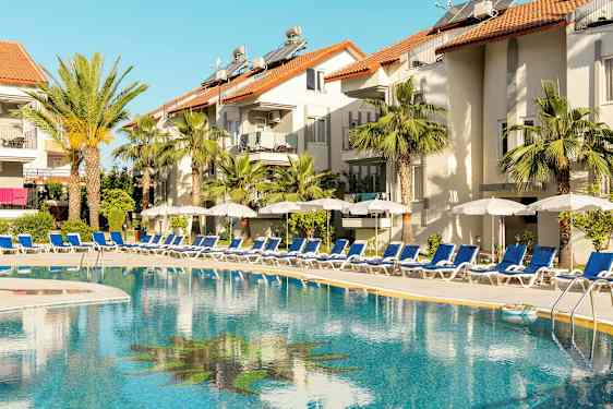 Udendørs pool ved hotel med liggestole og parasoller. (AI-genereret tekst)