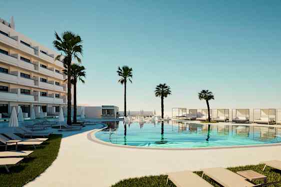 Moderne hotelbygning med en pool omgivet af liggestole og palmer. (AI-genereret tekst)