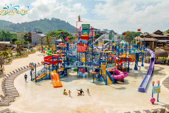 Farverigt vandlegeområde med rutchebaner og bassiner. (AI-genereret tekst)