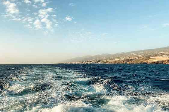 Havlandskab med bølger og kystlinje i baggrunden. (AI-genereret tekst)