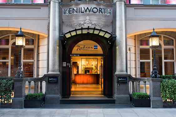 Indgang til Radisson Blu Edwardian Kenilworth Hotel. (AI-genereret tekst)