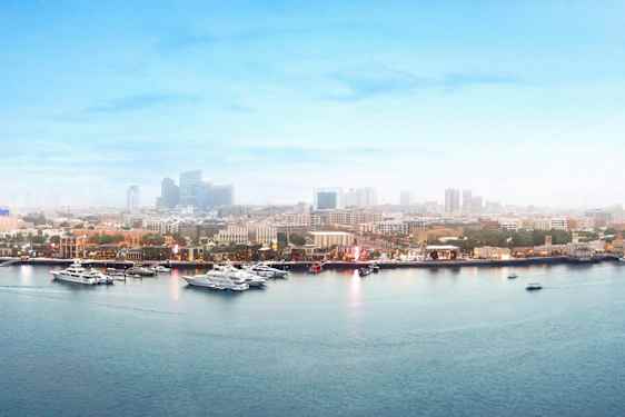 Et panoramabillede af en by med en bred vandvej og flere både og bygninger i baggrunden. (AI-genereret tekst)