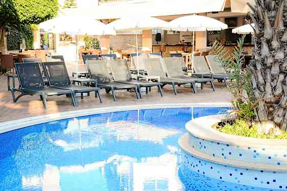 Solsenge ved en poolkant med parasoller i baggrunden. (AI-genereret tekst)