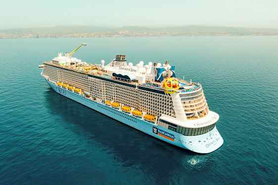 Billede af krydstogtskibet Odyssey of the Seas på havet. (AI-genereret tekst)