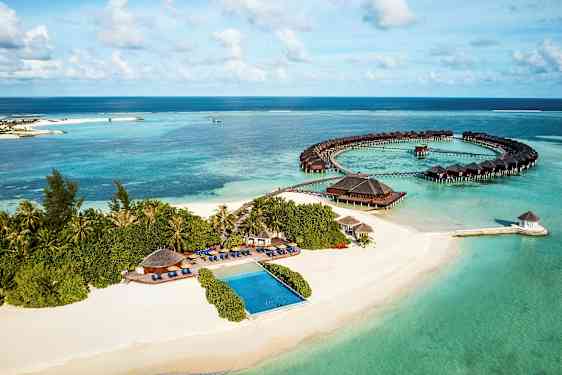 Luftfoto af en tropisk kyst med sandstrand, hav og overnattingsbungalower. (AI-genereret tekst)