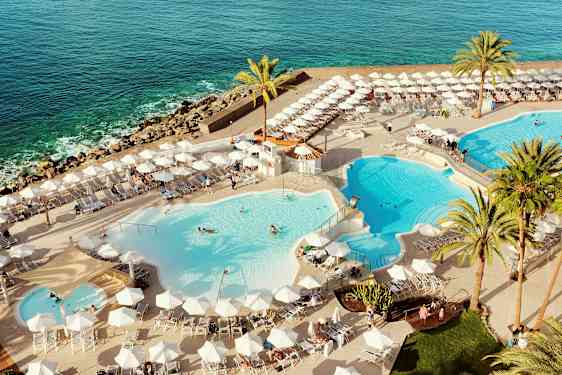 Billede af et udendørs poolområde ved havet. (AI-genereret tekst)