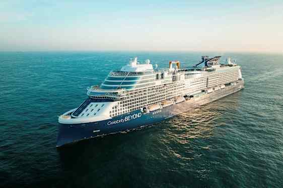 Krydstogtskib på åbent hav. (AI-genereret tekst)