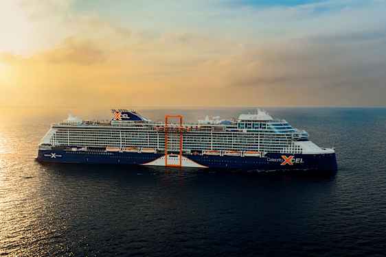 Et stort moderne krydstogtskib på åbent hav ved solnedgang. (AI-genereret tekst)