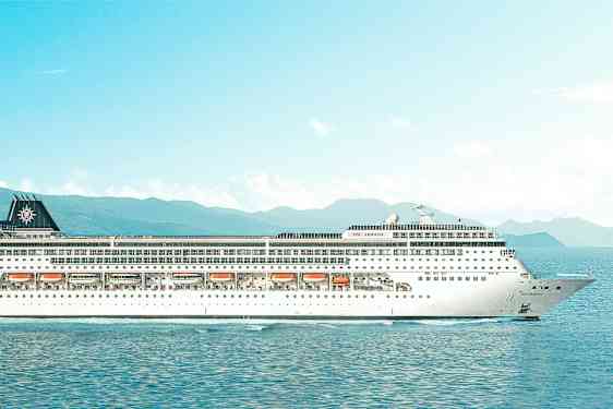 Et krydstogtskib på havet med bjerge i baggrunden. (AI-genereret tekst)