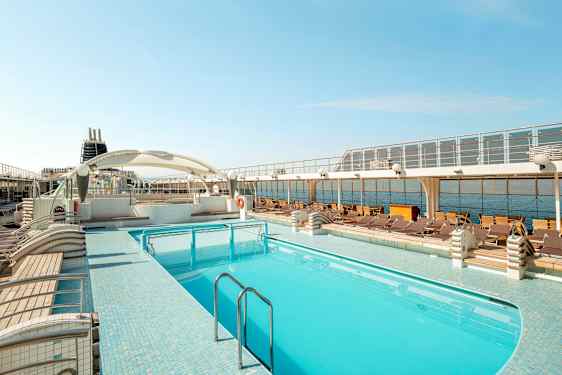 Billede af et krydstogtskibs soldæk med pool og liggestole. (AI-genereret tekst)