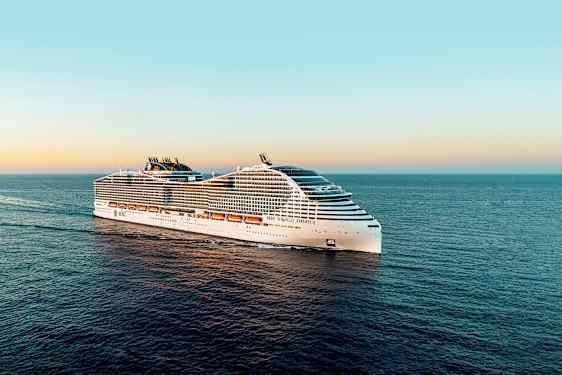 Et krydstogtskib på et åbent hav ved solnedgang. (AI-genereret tekst)