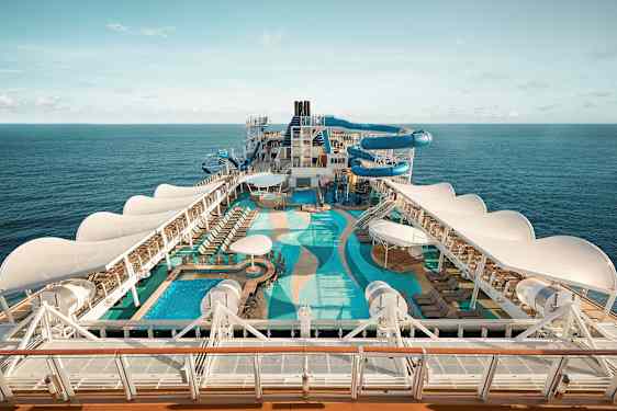 Poolområde på et krydstogtskib med vandrutsjebaner og havudsigt. (AI-genereret tekst)