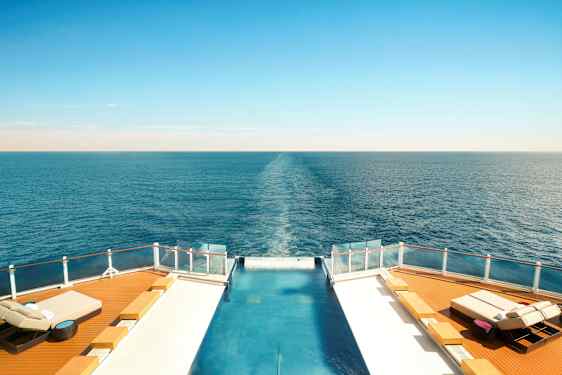 Udsigt fra et skib med en pool i forgrunden og åbent hav i baggrunden. (AI-genereret tekst)