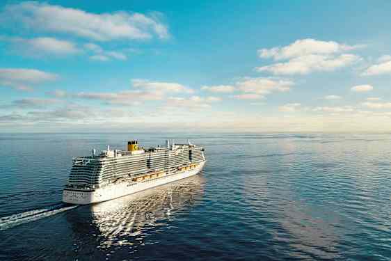 Et krydstogtskib glider frem over havet under en klar himmel. (AI-genereret tekst)