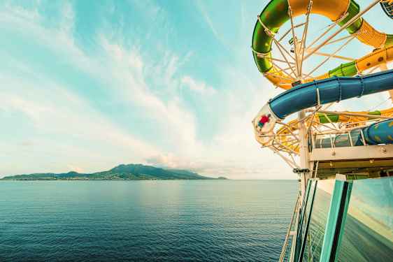 Vandrutsjebane på krydstogtskib ved havet, med ø i baggrunden. (AI-genereret tekst)