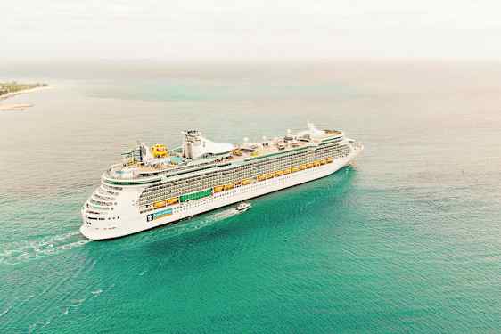 Et krydstogtskib sejler på åbent hav. (AI-genereret tekst)