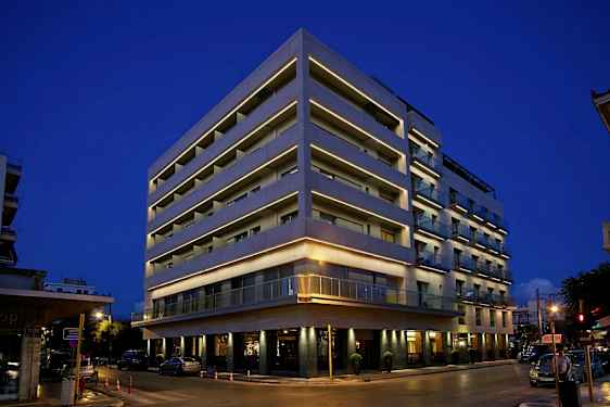 Et fleretasjes hotel oplyst om natten. (AI-genereret tekst)