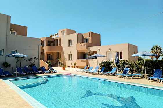 Udendørs pool med liggestole og parasoller ved en beige bygning. (AI-genereret tekst)