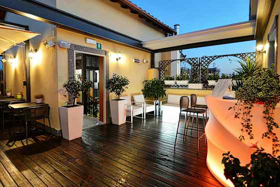 En udendørs terrasse med trægulv og indretning i en moderne stil. (AI-genereret tekst)