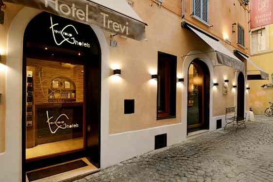 Udsiden af Hotel Trevi med indgang og skiltning. (AI-genereret tekst)