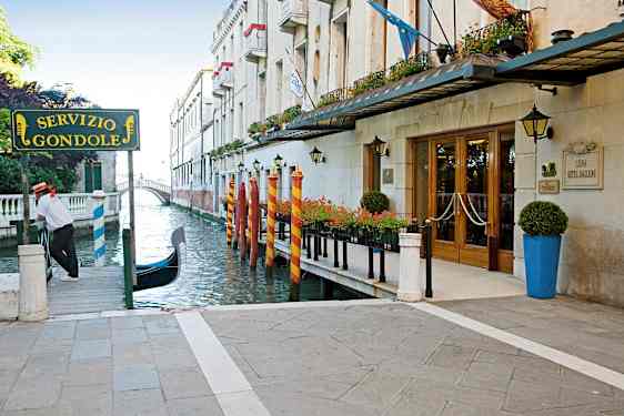 En gondol ved kajen nær et hotel i Venedig. (AI-genereret tekst)