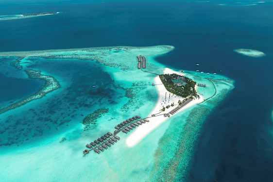 En lille tropisk ø omgivet af turkisblåt vand og rev. (AI-genereret tekst)