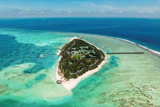 Luftfoto af en tropisk ø omgivet af turkis hav med hvide sandstrande og grøn vegetation. (AI-genereret tekst)