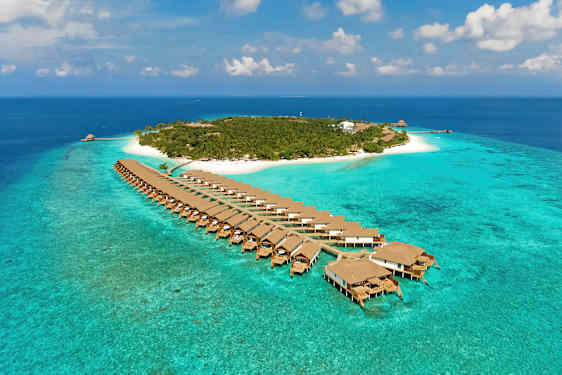 Luftfoto af en tropisk ø med turkis vand, hvide sandstrande og bungalows på pæle over havet. (AI-genereret tekst)