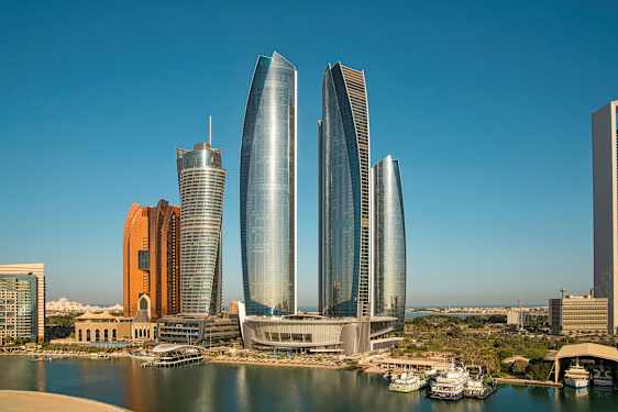 Skyskrabere med moderne arkitektur ved havet. (AI-genereret tekst)