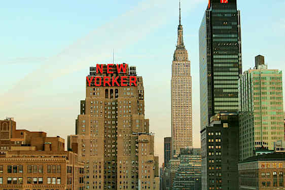 Et billede af byens silhuet med en bygning mærket "New Yorker" og omkringliggende skyskrabere. (AI-genereret tekst)