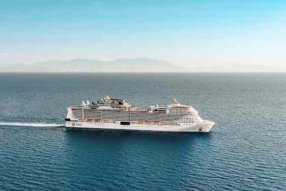 Et krydstogtskib på havet med kystlinje og bjerge i baggrunden. (AI-genereret tekst)