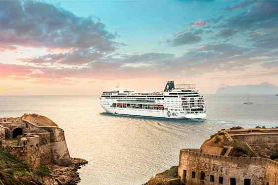 Et krydstogtskib på havet ved en gammel stenfæstning. (AI-genereret tekst)