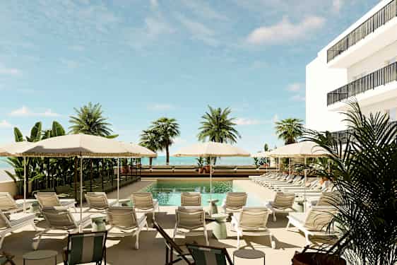 Hotelpool med liggestole og parasoller, omgivet af palmer. (AI-genereret tekst)