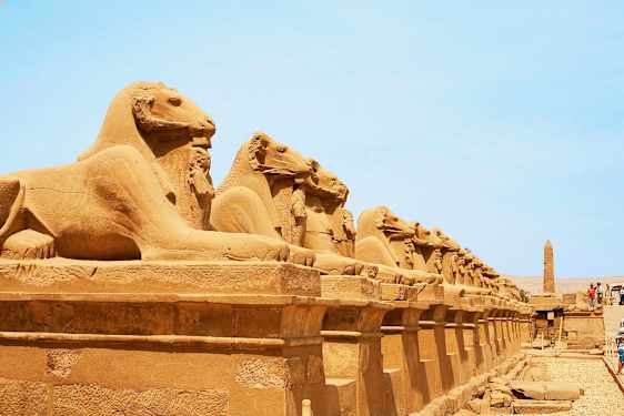 Række af antikke sfinxstatuer i en historisk atmosfære. (AI-genereret tekst)