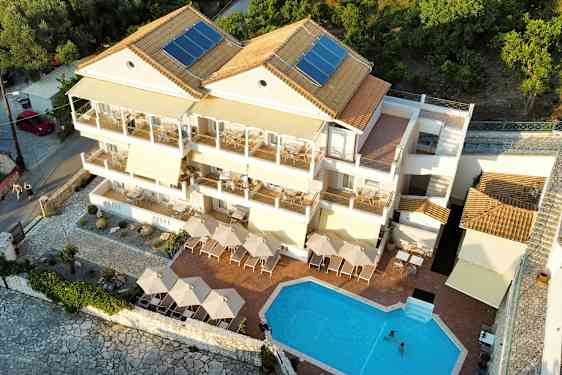 Udsigt over en lejlighedsbygning med swimmingpool og terrasse. (AI-genereret tekst)