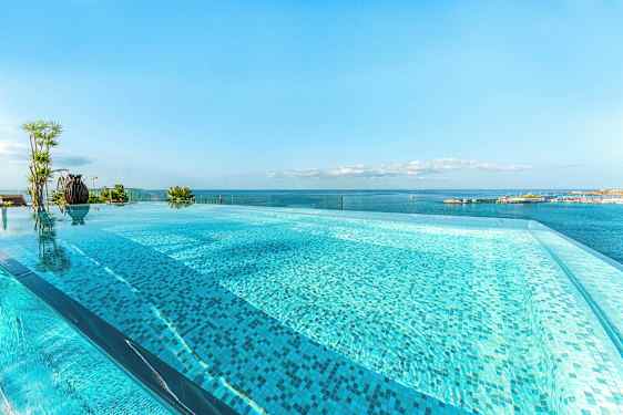 En infinitypool med udsigt over havet og den blå himmel. (AI-genereret tekst)