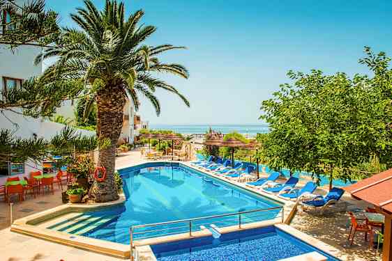 Udendørspool med liggestole og palmer. (AI-genereret tekst)