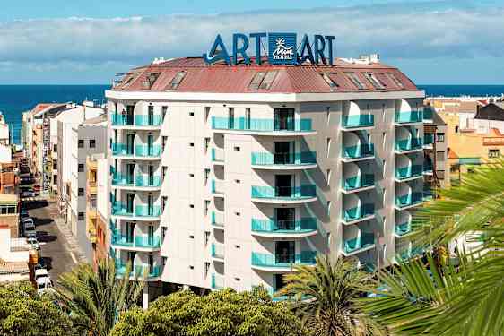 Hotelbygning med flere etager og havudsigt. (AI-genereret tekst)