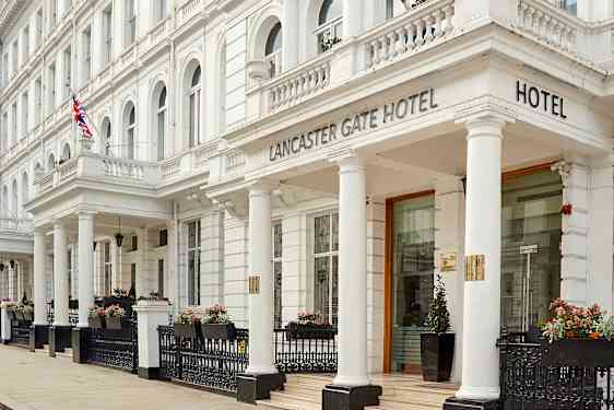 Facade af Lancaster Gate Hotel med hvid arkitektur og søjler. (AI-genereret tekst)