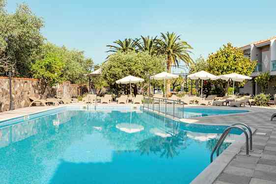 Udendørs pool omgivet af solsenge, parasoller og frodige planter. (AI-genereret tekst)