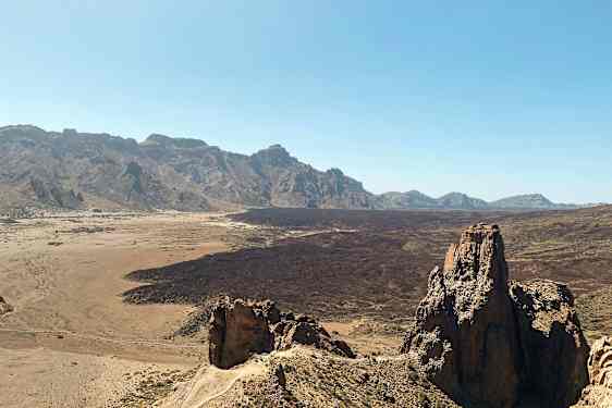 En bjergørken med en fremtrædende klippeformation. (AI-genereret tekst)