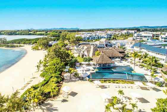 Luftfoto af en resort ved en sandstrand med palmer og en pool. (AI-genereret tekst)