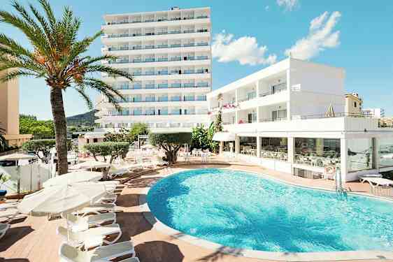 Hotelbygninger ved en pool med liggestole og parasoller. (AI-genereret tekst)