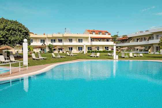 Billede af hotelbygning med græsplæne, parasoller, liggestole og en stor pool i forgrunden. (AI-genereret tekst)