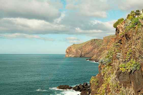 Udsigt over kystlandskab med klipper ved havet. (AI-genereret tekst)