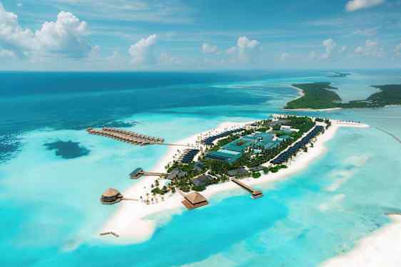 Luftfoto af en tropisk ø med hotelbygninger omgivet af turkisblåt vand og hvide sandstrande. (AI-genereret tekst)