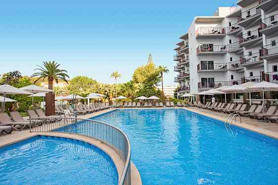 Stor pool omgivet af liggestole og parasoller ved et hotel. (AI-genereret tekst)