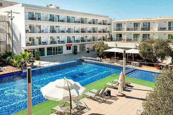 Billede af en hotelbygning med flere etager. Foran bygningen er der en stor pool og liggestole under parasoller. (AI-genereret tekst)