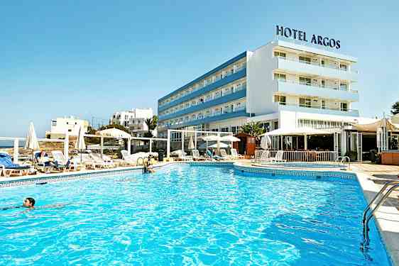 Et hotel med en udendørs pool og omgivelser med liggestole og parasoller. (AI-genereret tekst)