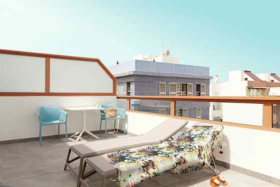 En balkon med liggestole, et bord og stole med udsigt over bygninger. (AI-genereret tekst)